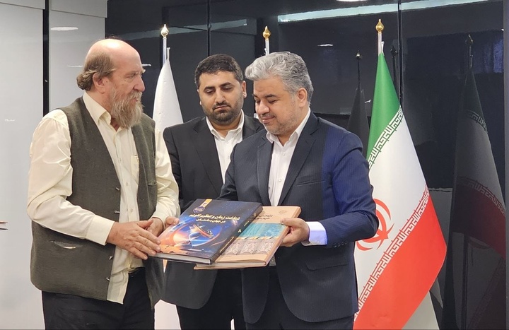 رونمایی از ۲کتاب در موزه زمان