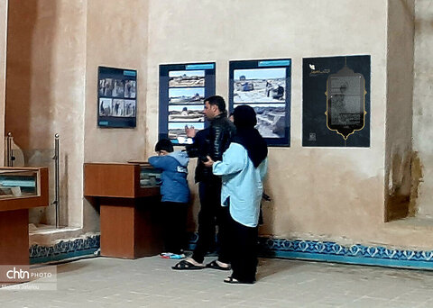 نمایشگاه ایستاده در غبار در گنبد سلطانیه