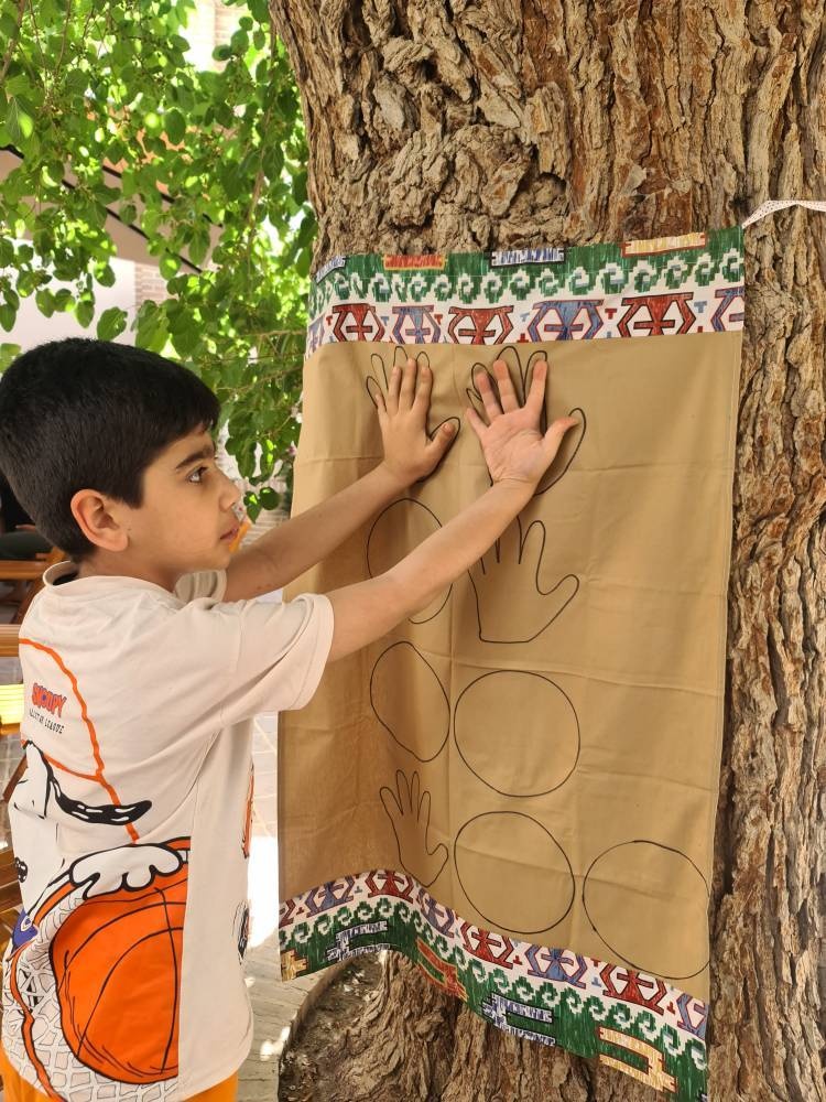 پیوند عروسکهای بومی و گیاهان دارویی تفرش با قصهگویی کودک/ اجرای «چمدون قصهگویی من» در عمارت تاریخی اجلال