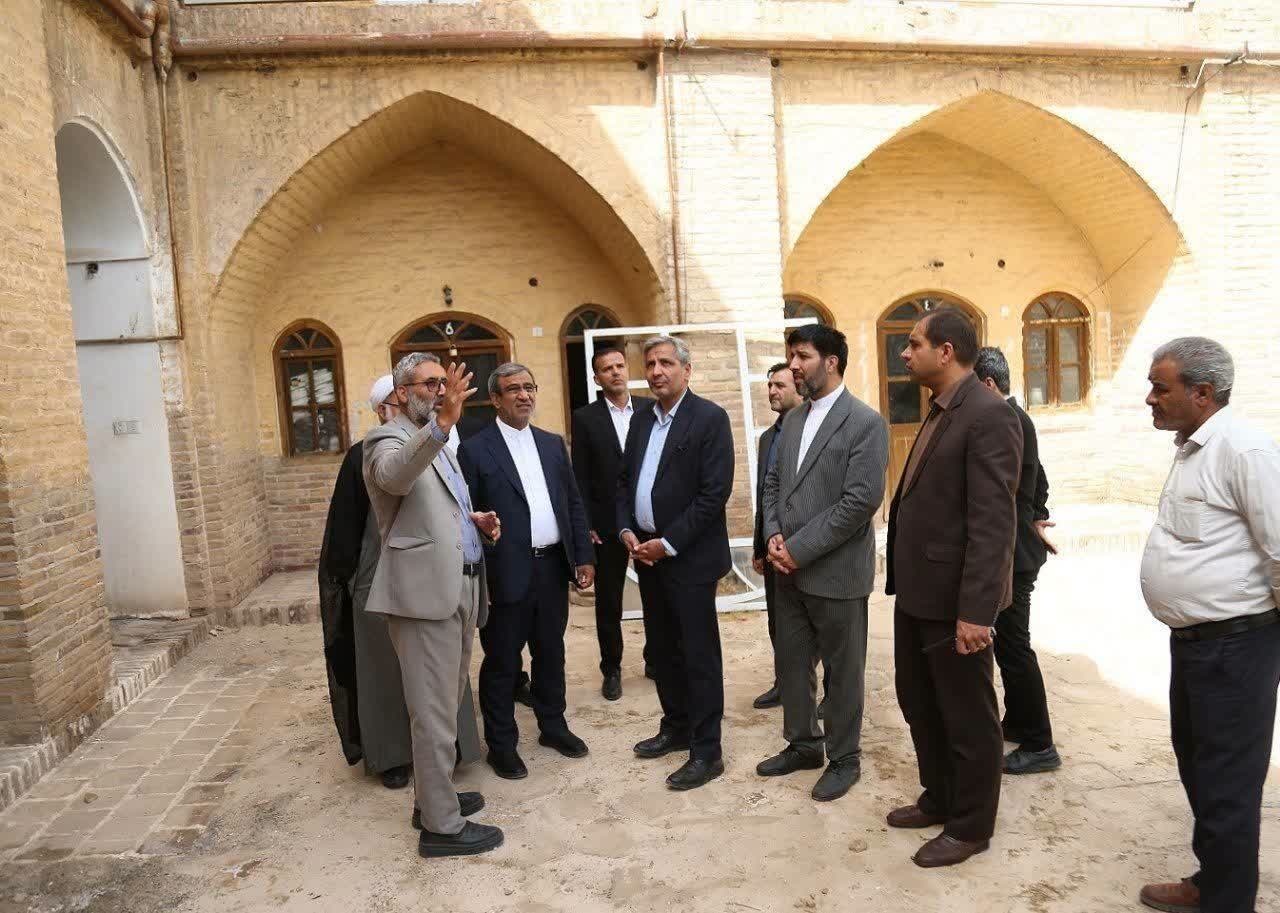 بازدید استاندار خراسان رضوی از مدرسه علمیه تاریخی «حاج سلطان‌العلما» کاشمر