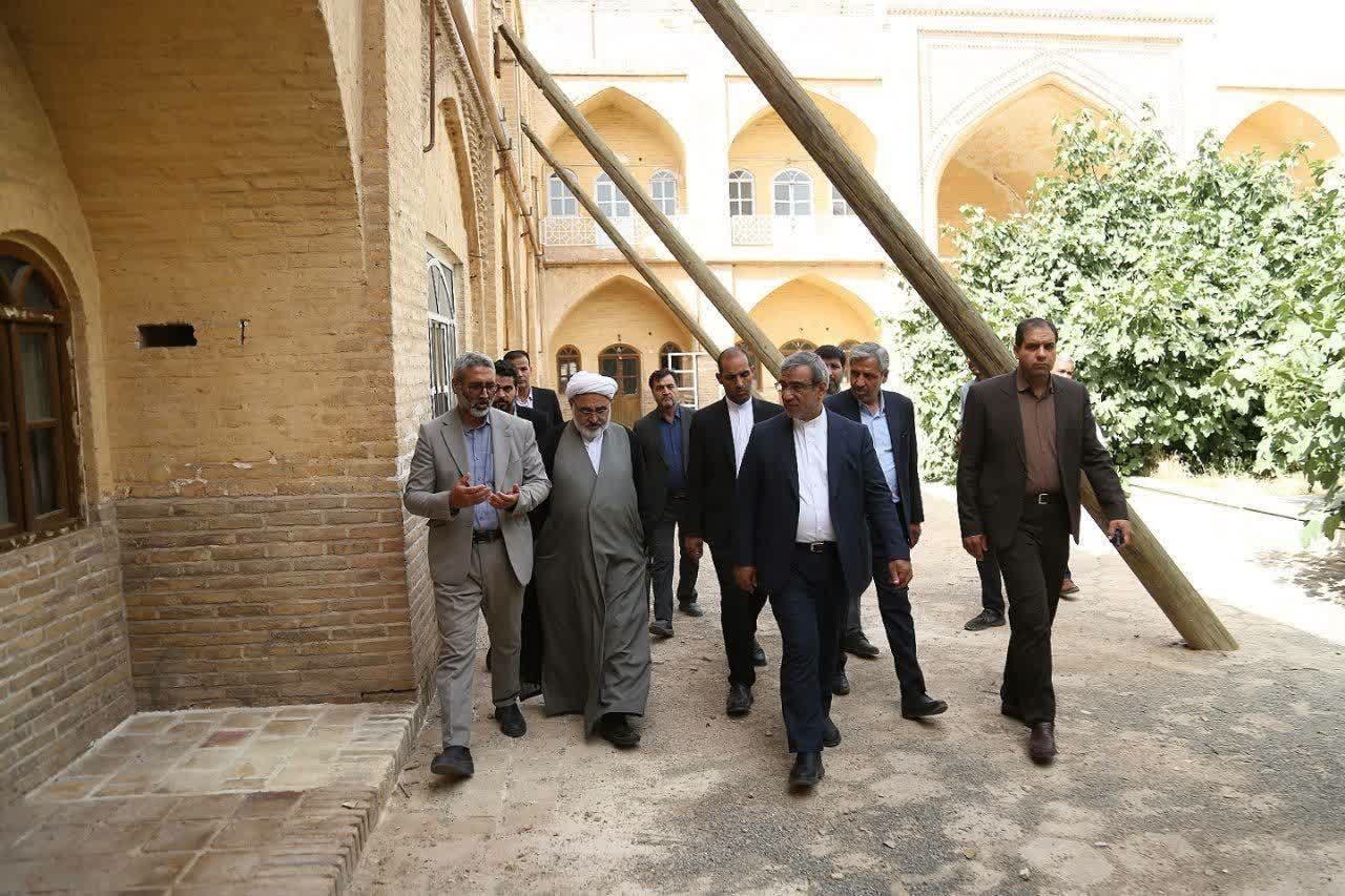 بازدید استاندار خراسان رضوی از مدرسه علمیه تاریخی «حاج سلطان‌العلما» کاشمر