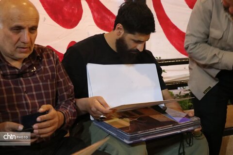 نمایشگاه عکس ایستاده در غبار