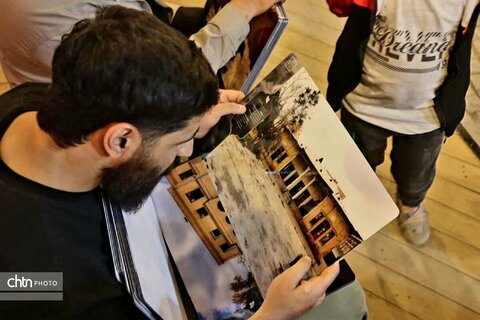 نمایشگاه عکس ایستاده در غبار