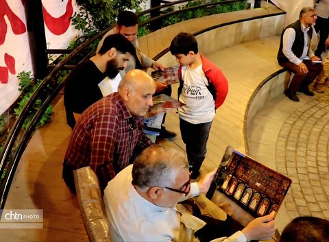 نمایشگاه عکس ایستاده در غبار