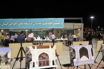 برگزاری چهارمین میز خدمت و برپایی نمایشگاه عکس «ایستاده در غبار» در بیرجند