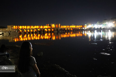اصفهان، شب، پل خواجو، آب و زندگی