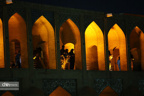 اصفهان، شب، پل خواجو، آب و زندگی