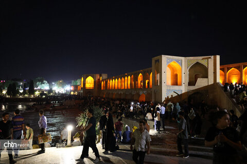 اصفهان، شب، پل خواجو، آب و زندگی