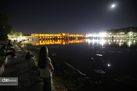 اصفهان، شب، پل خواجو، آب و زندگی