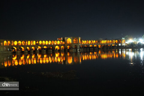 اصفهان، شب، پل خواجو، آب و زندگی