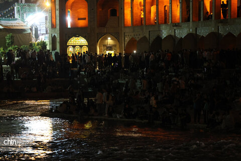 اصفهان، شب، پل خواجو، آب و زندگی