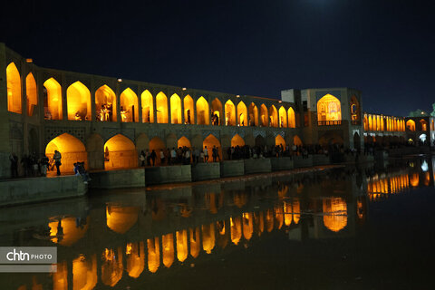 اصفهان، شب، پل خواجو، آب و زندگی