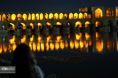 اصفهان، شب، پل خواجو، آب و زندگی