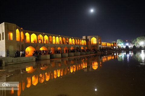 اصفهان، شب، پل خواجو، آب و زندگی
