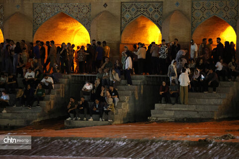 اصفهان، شب، پل خواجو، آب و زندگی