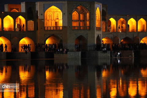 اصفهان، شب، پل خواجو، آب و زندگی