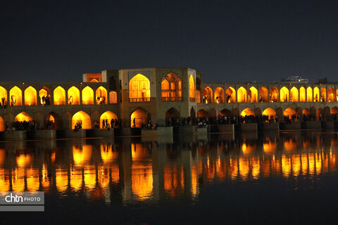 اصفهان، شب، پل خواجو، آب و زندگی