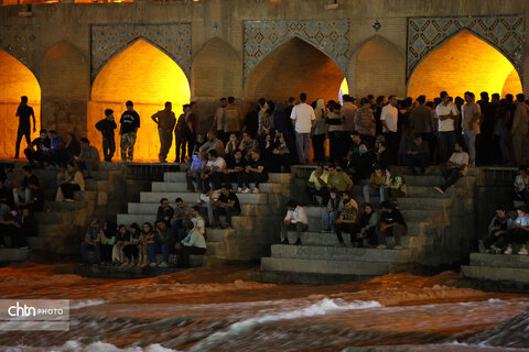 اصفهان، شب، پل خواجو، آب و زندگی