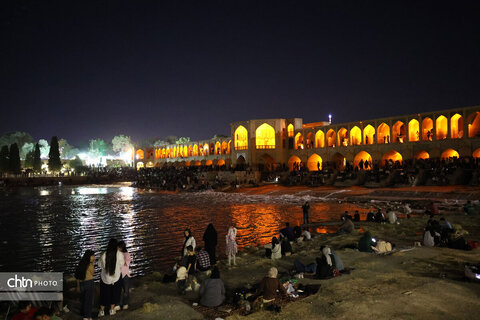 اصفهان، شب، پل خواجو، آب و زندگی