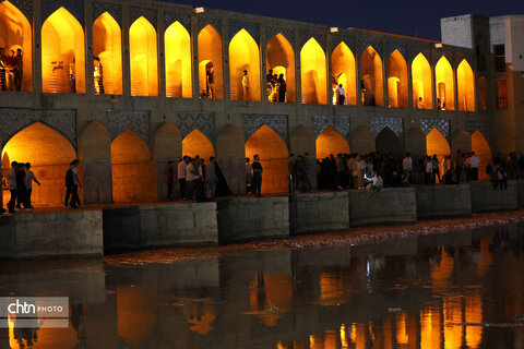 اصفهان، شب، پل خواجو، آب و زندگی