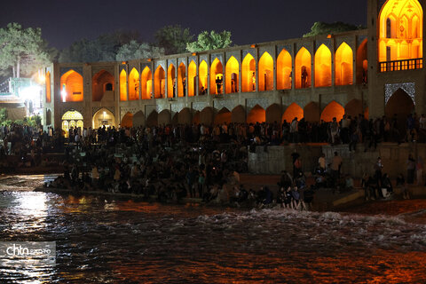 اصفهان، شب، پل خواجو، آب و زندگی
