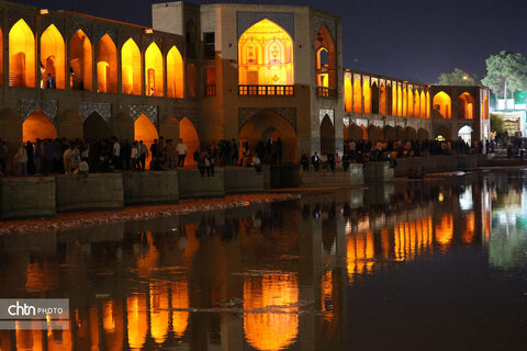 اصفهان، شب، پل خواجو، آب و زندگی
