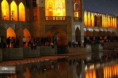 اصفهان، شب، پل خواجو، آب و زندگی
