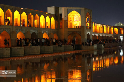 اصفهان، شب، پل خواجو، آب و زندگی
