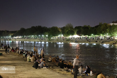 اصفهان، شب، پل خواجو، آب و زندگی