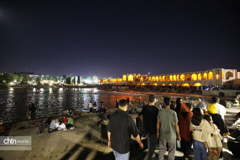 اصفهان، شب، پل خواجو، آب و زندگی
