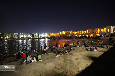 اصفهان، شب، پل خواجو، آب و زندگی