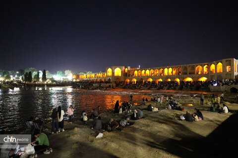 اصفهان، شب، پل خواجو، آب و زندگی