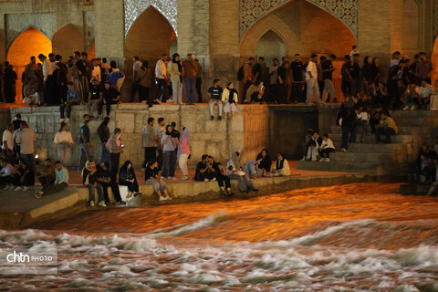 اصفهان، شب، پل خواجو، آب و زندگی