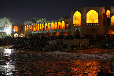 اصفهان، شب، پل خواجو، آب و زندگی