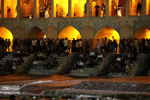اصفهان، شب، پل خواجو، آب و زندگی