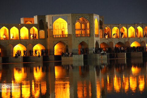 اصفهان، شب، پل خواجو، آب و زندگی