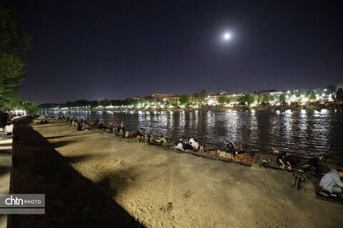 اصفهان، شب، پل خواجو، آب و زندگی