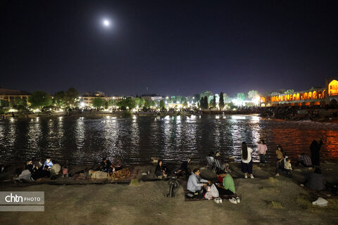 اصفهان، شب، پل خواجو، آب و زندگی
