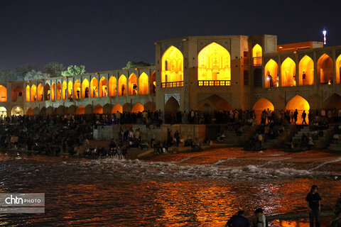 اصفهان، شب، پل خواجو، آب و زندگی