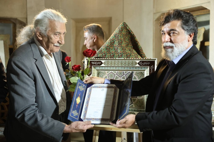 هشت نسل در سایه هندسه و هنر؛ رونمایی از کتیبه نفیس خاتم و تجلیل از خاندان گلریز خاتمی در هفته صنایع‌دستی فارس