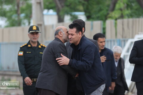 گلباران خانواده شهدای پلیس راه اهن در محل شهادت 9 پلیس راه آهن در تبریز