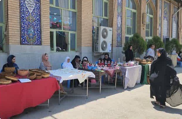 نمایشگاه صنایع‌دستی در نماز جمعه رباط‌کریم برپا شد