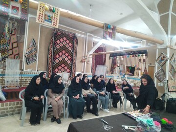 آشنایی مدرسان هنرآموز طراحی و دوخت استان قزوین با هنر ژنده‌بافی