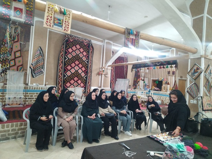 آشنایی مدرسان هنرآموز طراحی و دوخت استان قزوین با هنر ژنده‌بافی