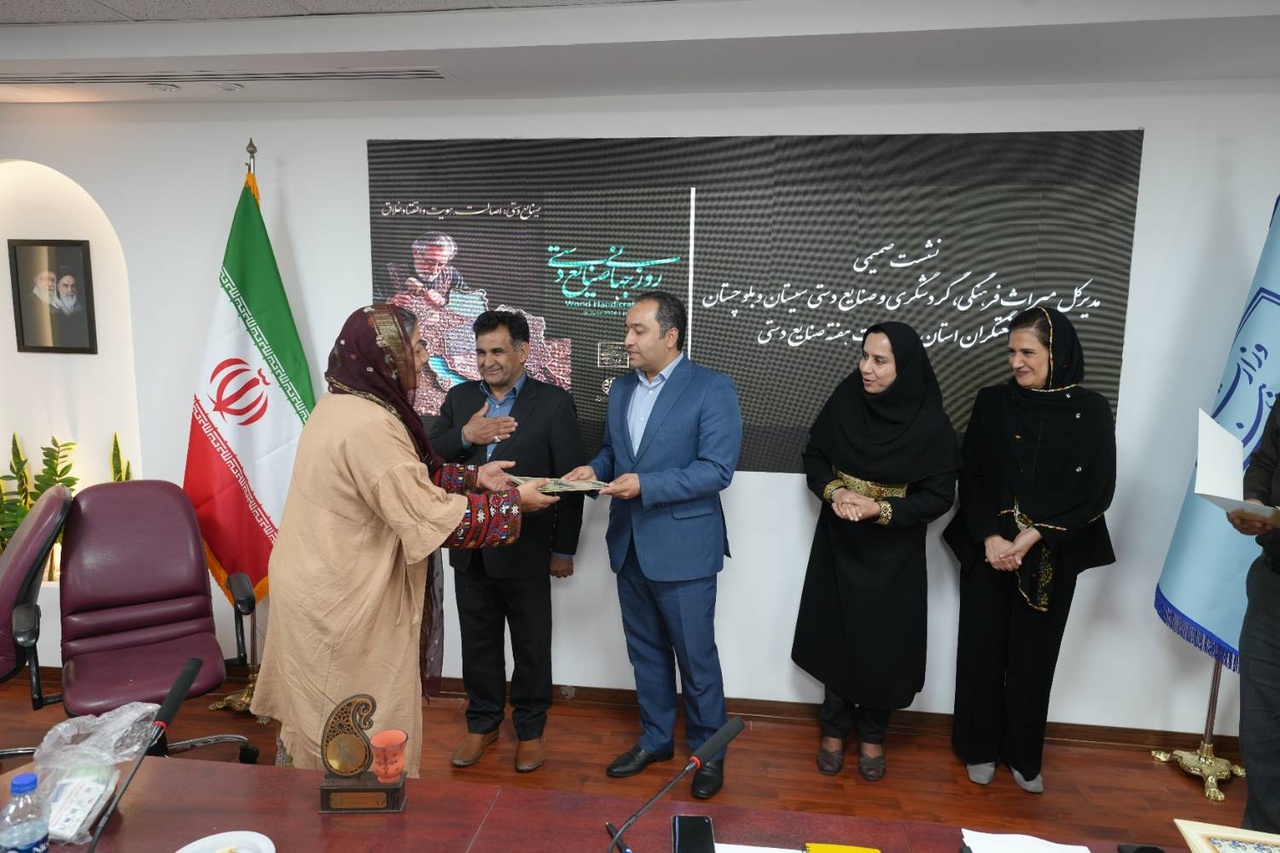 مدیرکل میراث‌فرهنگی سیستان و بلوچستان با صنعتگران و هنرمندان صنایع‌دستی دیدار کرد
