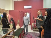 بازدید مدیرکل میراث فرهنگی هرمزگان از فروشگاه البسه سنتی در بندرعباس /  تأکید بر برندسازی و حمایت از فعالان هویت‌محور