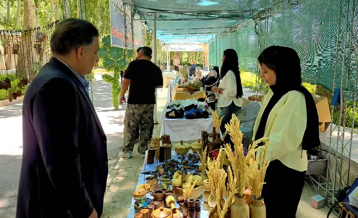نمایش توانمندی‌های هنرمندان محلات در نمایشگاه صنایع‌دستی همزمان با نکوداشت محلات و روز ملی گل