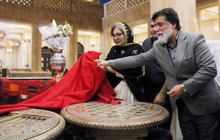 رونمایی از شاهکارهای معرق و خاتم در نمایشگاه صنایع دستی فارس/ حمایت ویژه از آثاری که با نگاه تیمی و تخصصی تولید می‌شوند