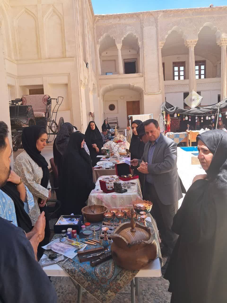 افتتاح نمایشگاه صنایع دستی در خانه تاریخی صولت ابرکوه