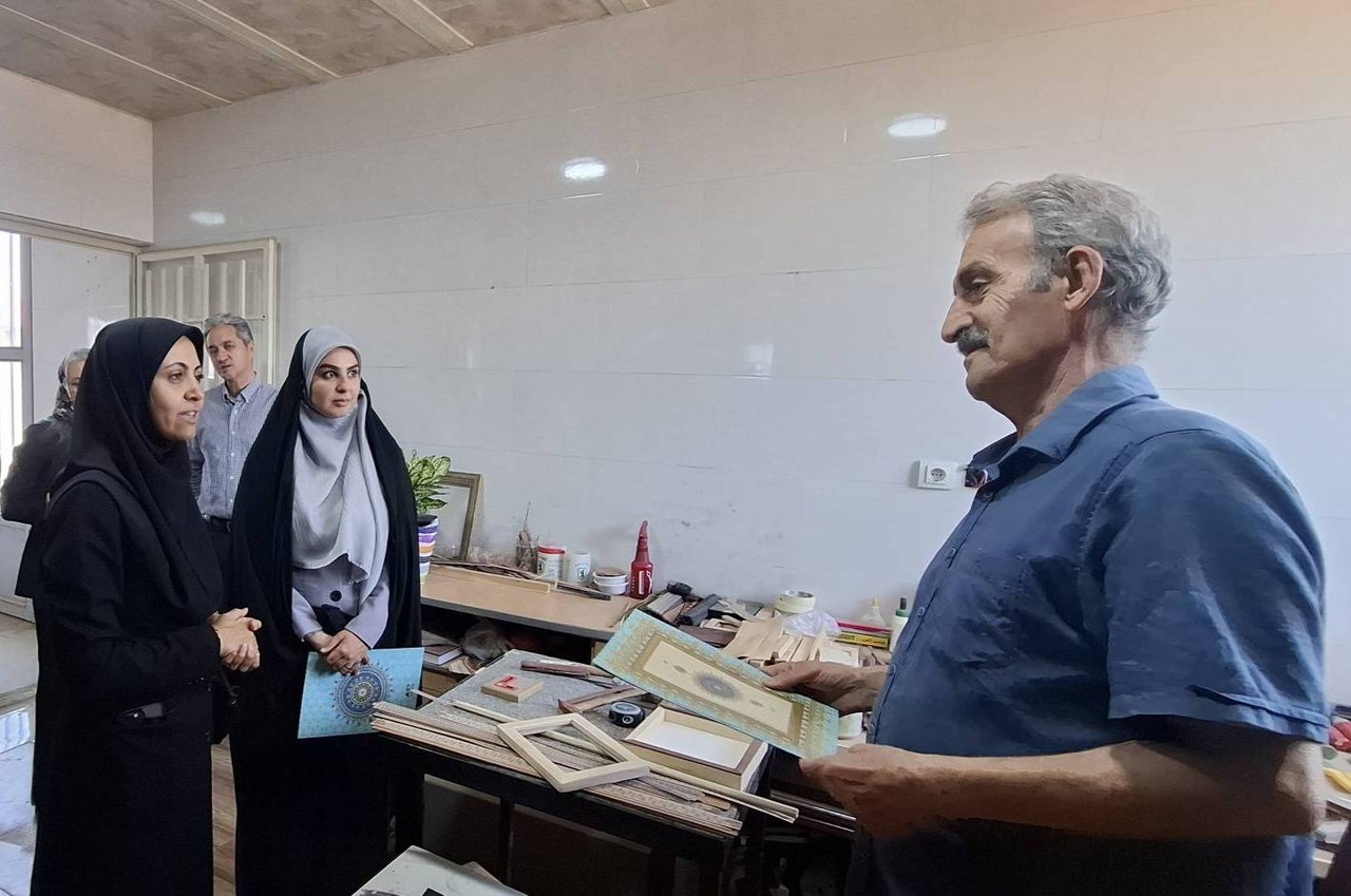 پاسداشت میراث‌داران هنر قزوین در روز جهانی صنایع‌دستی / تجلیل از علی غرامی هنرمند پیشکسوت رشته خاتم‌کاری